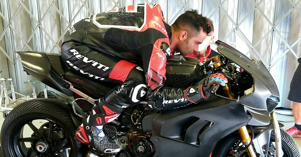 Petrucci in sella alla Ducati Panigale V4 in salsa americana: ecco le prime immagini