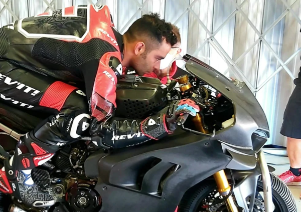 Petrucci in sella alla Ducati Panigale V4 in salsa americana: ecco le prime immagini