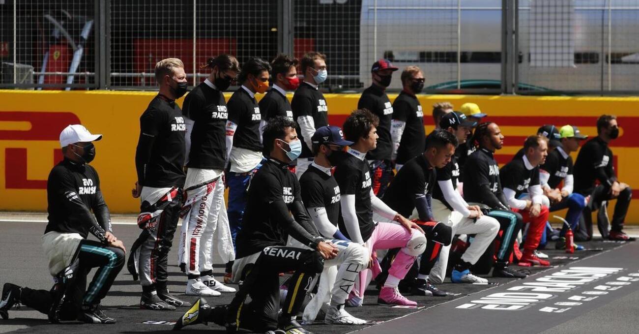 Inginocchiarsi per il razzismo ora &egrave; vietato: la scelta della Formula 1 che non piacer&agrave; a Lewis Hamilton