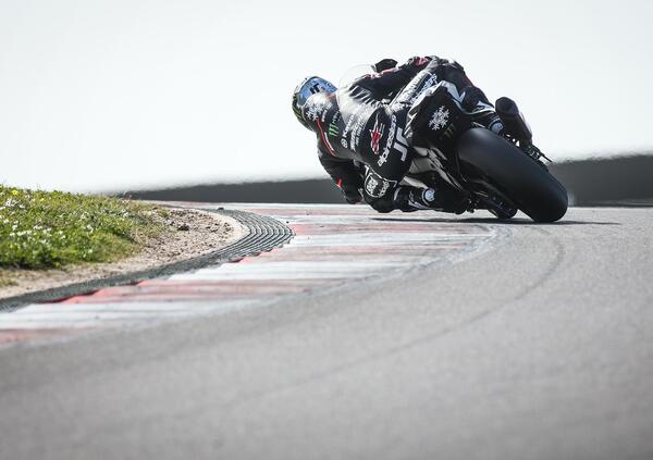 Superbike: seconda giornata di test tra novit&agrave;, cadute e fratture, mentre Rea continua a dominare