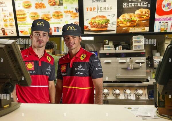 Ferrari, il nuovo abbigliamento scatena il web: dai meme su McDonald agli indizi su una livrea &quot;milanista&quot; 