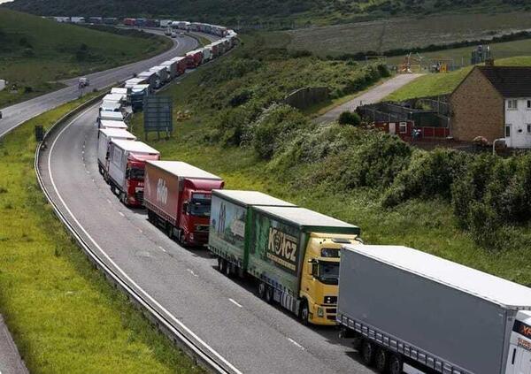 Aumenti del carburante, lo stop dei camion &egrave; vicino: &ldquo;Rischio di manifestazioni fuori controllo&rdquo;