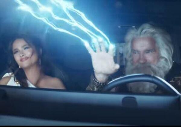 Super Bowl, Schwarzenegger e Salma Hayek sono Zeus ed Era nel nuovo spot Bmw 