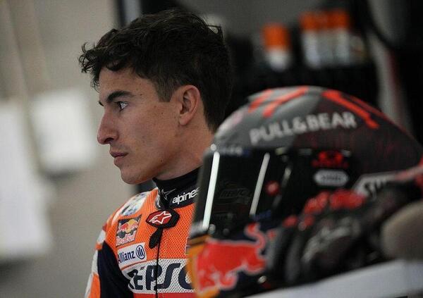 Marc Marquez: &quot;Ho ancora tanto dolore&quot;. Ma i rischi se li prende anche da fermo: ecco il video che lo dimostra