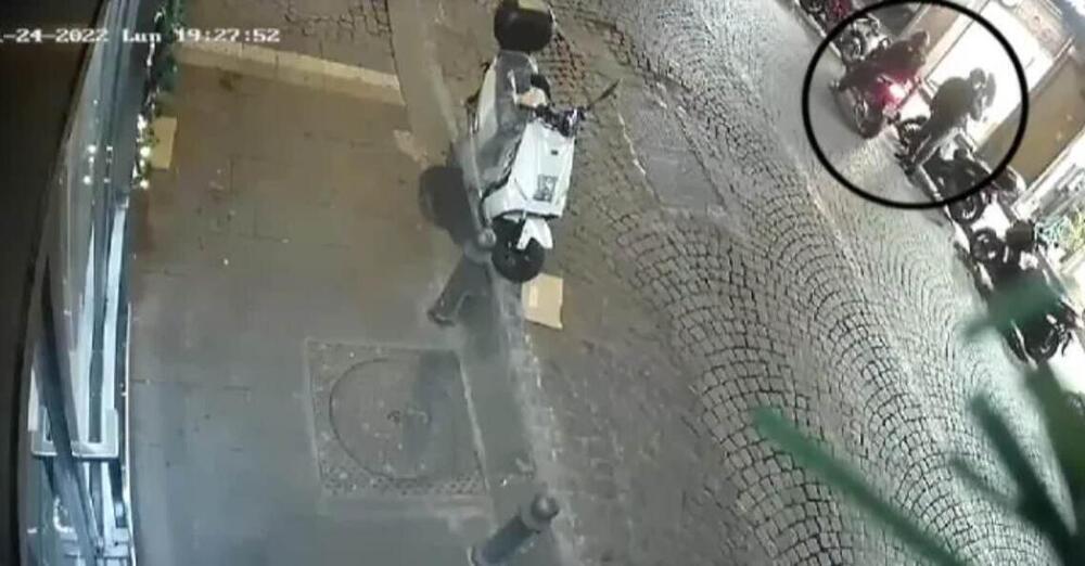 Rubano una Ducati in tempo record: l&#039;incredibile furto messo a segno a Napoli [VIDEO]