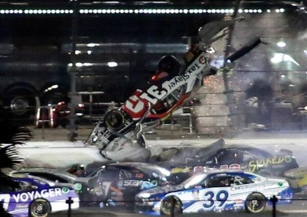 [VIDEO] Miracolo a Daytona: Myatt Snider va a muro, decolla e prende fuoco, ma &egrave; illeso