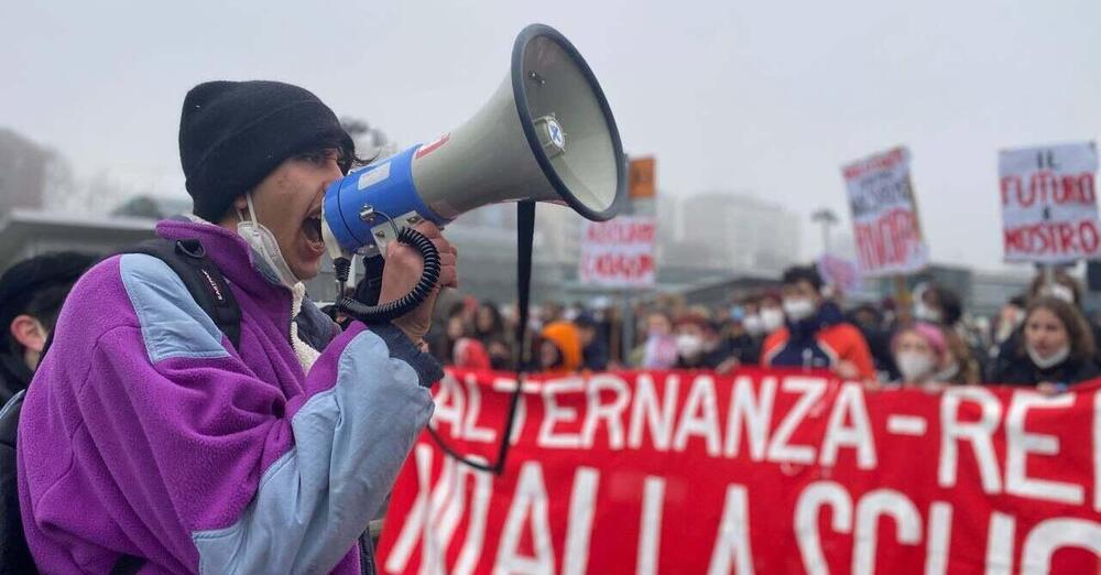 &quot;Ci mandano in stage dove muoiono quattro lavoratori al giorno&quot;. Gli studenti proseguono la battaglia per la scuola. Simon Vial: &quot;Falce e martello? Per noi un simbolo anticapitalista&quot;
