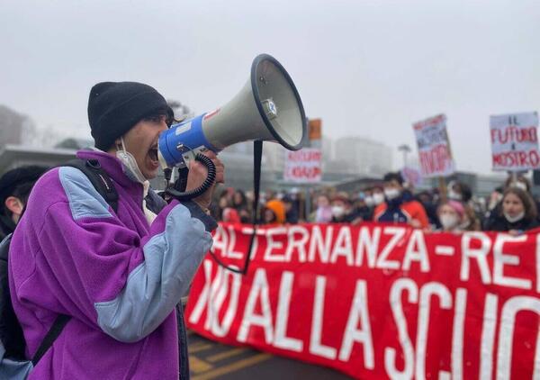 &quot;Ci mandano in stage dove muoiono quattro lavoratori al giorno&quot;. Gli studenti proseguono la battaglia per la scuola. Simon Vial: &quot;Falce e martello? Per noi un simbolo anticapitalista&quot;