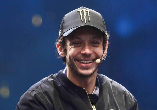 Siamo stati alla presentazione del Team Mooney VR46 e abbiamo intervistato Valentino, Uccio, Tardozzi e Nieto per strada  [VIDEO]