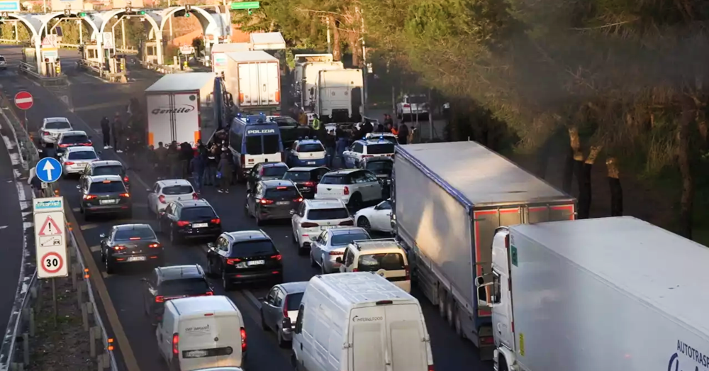 Rivolte dei camionisti contro il caro-carburante: &ldquo;Il Governo trovi una soluzione, o gli scaffali rimarranno vuoti&rdquo;