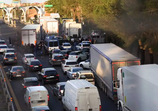 Rivolte dei camionisti contro il caro-carburante: &ldquo;Il Governo trovi una soluzione, o gli scaffali rimarranno vuoti&rdquo;