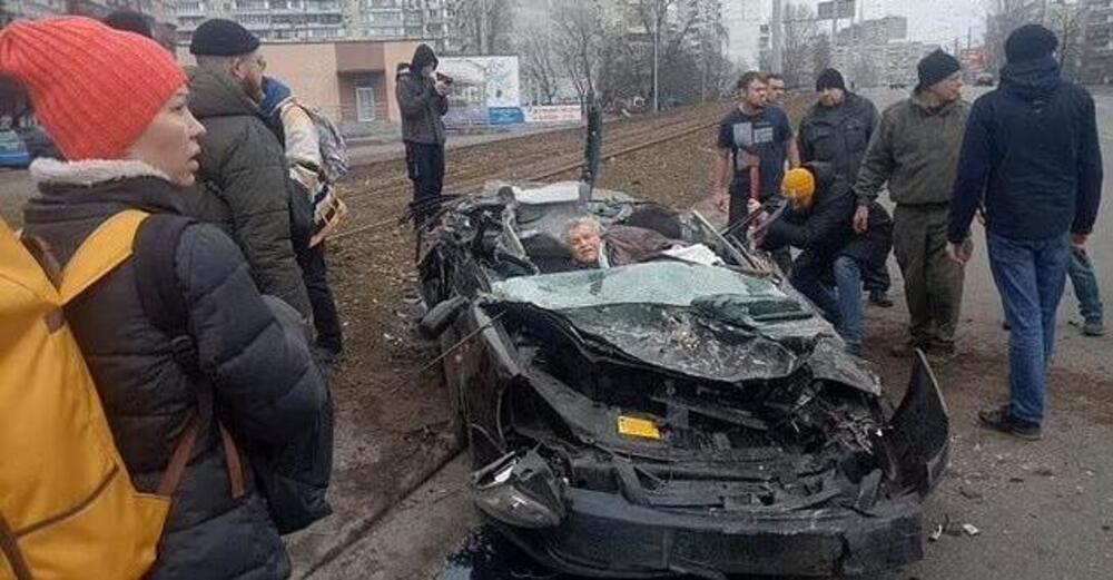 Un carro armato russo travolge l&rsquo;auto di un anziano ucraino: &egrave; salvo per miracolo [VIDEO]