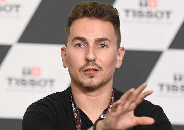 Jorge Lorenzo inizia la sua nuova avventura pungendo subito i colleghi: &ldquo;Io sono un campione, voi no&rdquo;