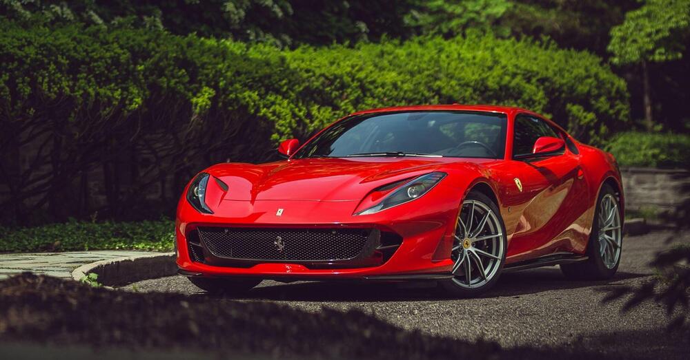 Sfida da brividi in autostrada: distrutta una Ferrari 812 Superfast