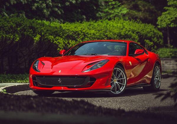 Sfida da brividi in autostrada: distrutta una Ferrari 812 Superfast