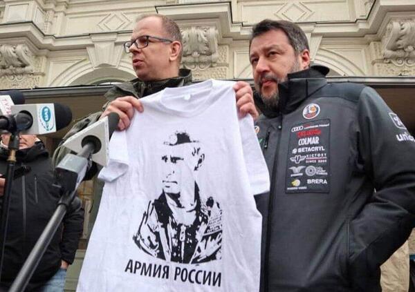 Parla il fotografo che ha contestato Salvini in Polonia: &ldquo;Sciacallaggio su una tragedia. Non ricorda cosa diceva dei migranti?&rdquo;