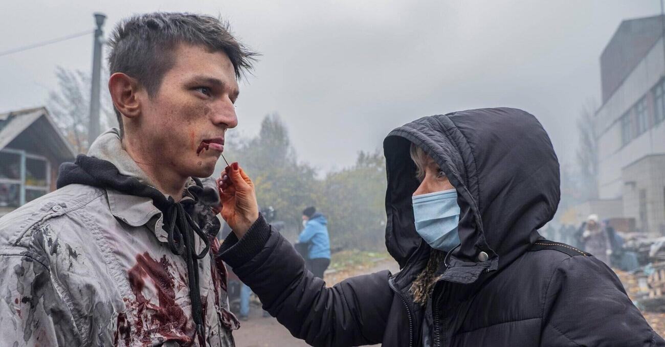 I negazionisti di tutto: tra serie tv e armi di cartone, anche la guerra in Ucraina diventa un fake