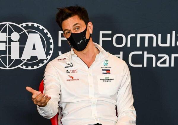 &ldquo;La Mercedes &egrave; regolare&rdquo;: Toto Wolff risponde alle accuse dei rivali e provoca Christian Horner