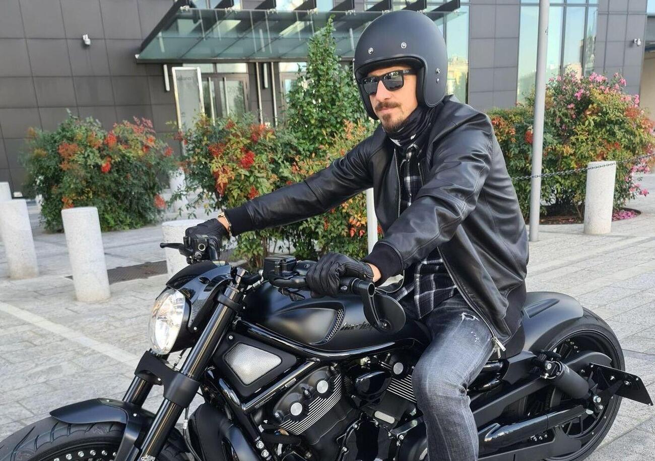 Ibra per le vie di Milano in versione &ldquo;Ghost Rider&rdquo; sulla sua Harley Davidson V-Rod