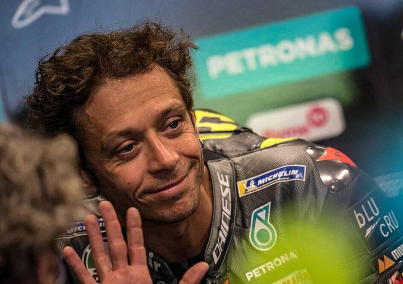 Valentino Rossi nella MotoGP 2022? &ldquo;Ci sar&agrave; per tre o quattro gare&rdquo;. E lui continua ad allenarsi in moto [VIDEO]