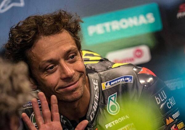 Valentino Rossi nella MotoGP 2022? &ldquo;Ci sar&agrave; per tre o quattro gare&rdquo;. E lui continua ad allenarsi in moto [VIDEO]