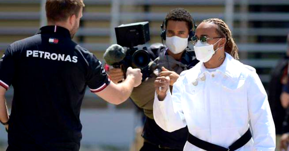 Torna la &quot;sfilata&quot; nel paddock: il look di Hamilton sorprende tutti, ma quanto costa!