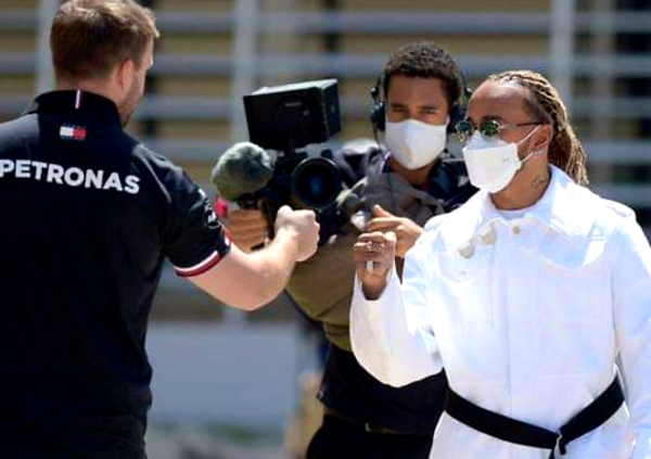 Torna la &quot;sfilata&quot; nel paddock: il look di Hamilton sorprende tutti, ma quanto costa!