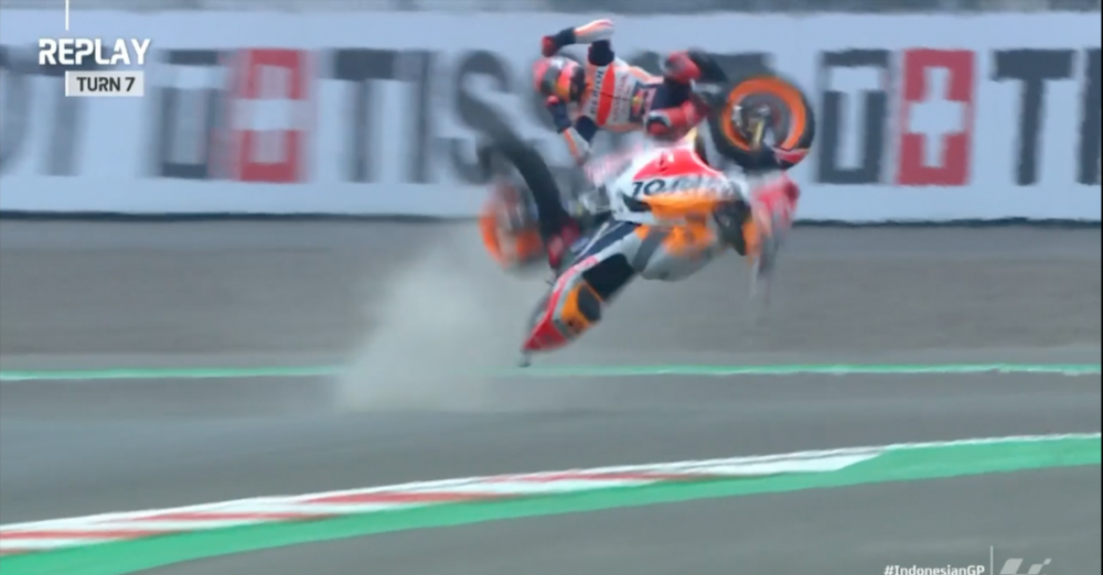 [VIDEO] Marc Marquez, highside brutale nel warm-up di Mandalika: &egrave; trauma cranico