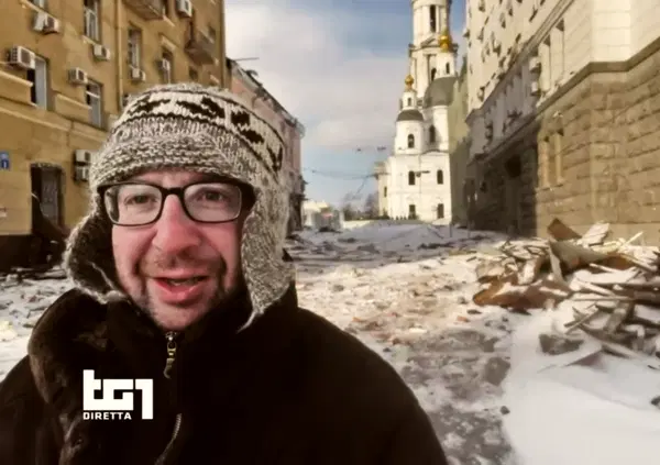 Ok, ma chi &egrave; Mattia Sorbi, l'inviato Rai ferito in auto in Ucraina che tutti confondono con un meme?