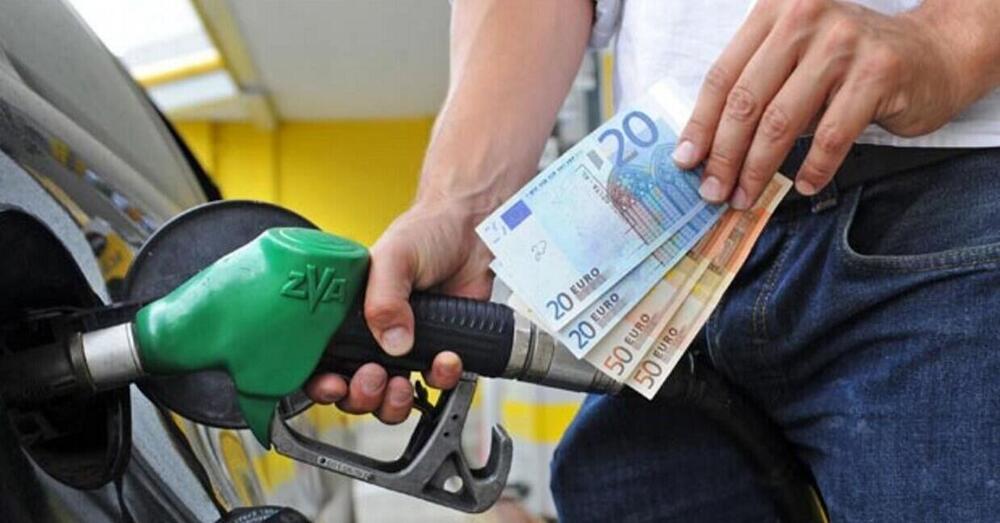 Carburanti, il prezzo cala ma in Italia rimane tra i pi&ugrave; alti al mondo: tutti gli Stati dove conviene un pieno. C&#039;&egrave; anche la Russia...