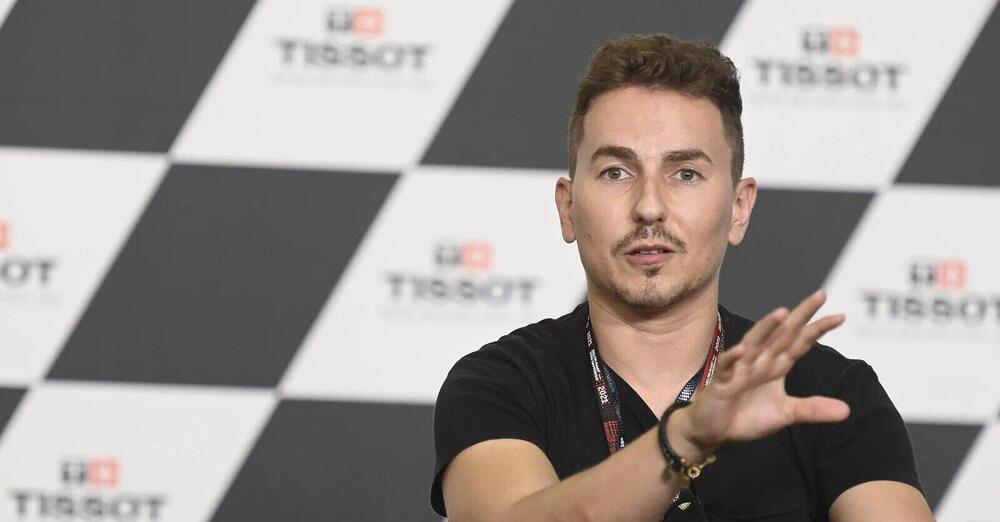 Jorge Lorenzo, cintura nera di polemica: &ldquo;Nel 2015 &egrave; stato un calcio di Valentino o la caduta di Marquez?&rdquo;