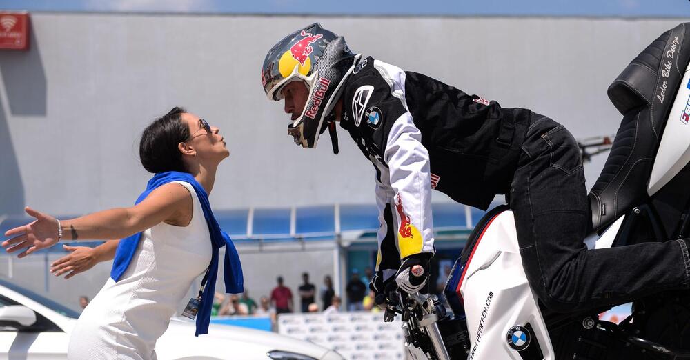 &ldquo;Immagino Chris Pfeiffer che d&agrave; stoppie kiss in giro per il mondo&rdquo;. Il re dello stunt riding ricordato da Maurizio Perin