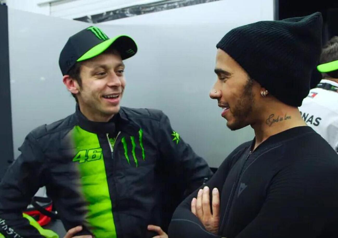 [VIDEO] Intervista a Lewis Hamilton e Valentino Rossi: &ldquo;Vieni in Formula 1, non sei troppo vecchio!&rdquo;