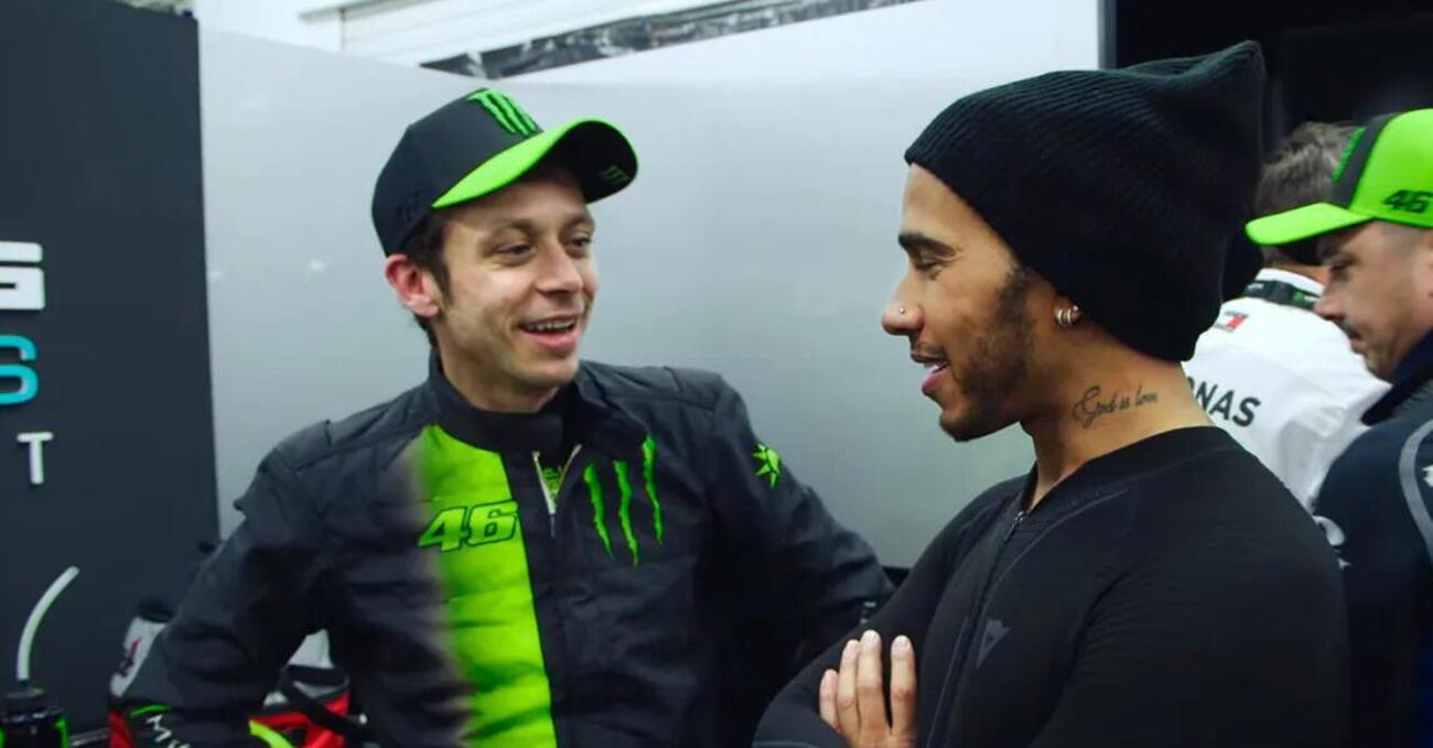 [VIDEO] Intervista a Lewis Hamilton e Valentino Rossi: &ldquo;Vieni in Formula 1, non sei troppo vecchio!&rdquo;