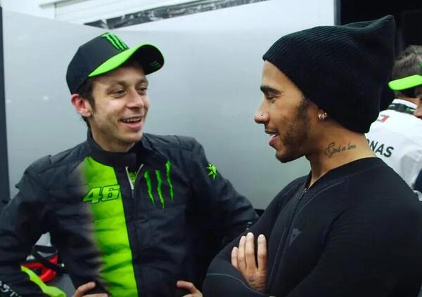 [VIDEO] Intervista a Lewis Hamilton e Valentino Rossi: &ldquo;Vieni in Formula 1, non sei troppo vecchio!&rdquo;