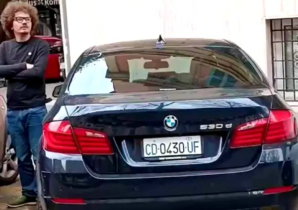 Auto diplomatiche nei posti disabili, Aldo Cazzullo: "A Roma fanno quello che vogliono"