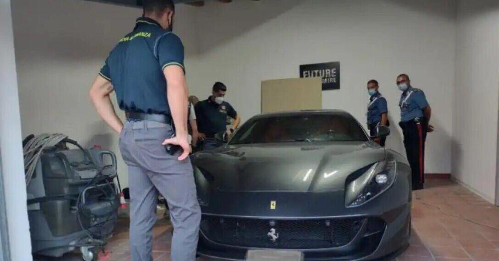 Muore per malore e tra gli effetti personali spuntano 300mila euro e diverse auto di lusso (Ferrari, Mercedes e Cadillac) 