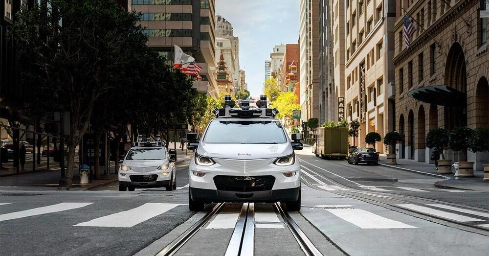 Taxi a guida autonoma fermato dalla polizia, ma l&rsquo;auto riparte... Non &egrave; facile multare i robotaxi [VIDEO]