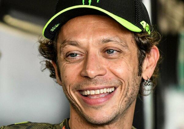 [VIDEO] Valentino Rossi, tour al Ranch: &ldquo;Facciamo la doccia tutti assieme&rdquo; e poi i traversi con la Ford