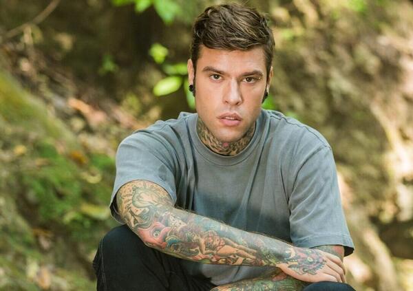 Per fortuna che in Italia c&#039;&egrave; Fedez, che vive nel 3000 ed &egrave; pronto a vendere su OnlyFans i piedi della Ferragni