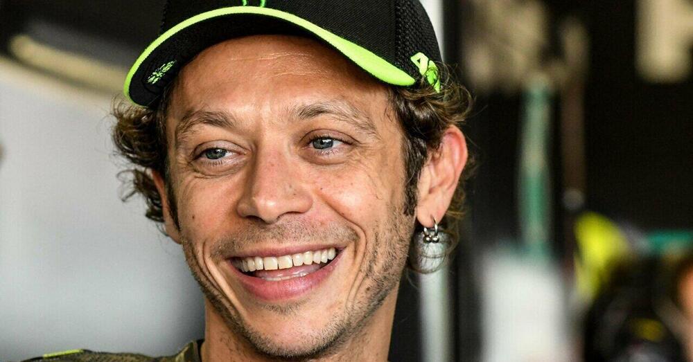 Valentino Rossi si gode il nuovo aereo: &ldquo;Che bello vederci scritto sopra il mio nome&rdquo;