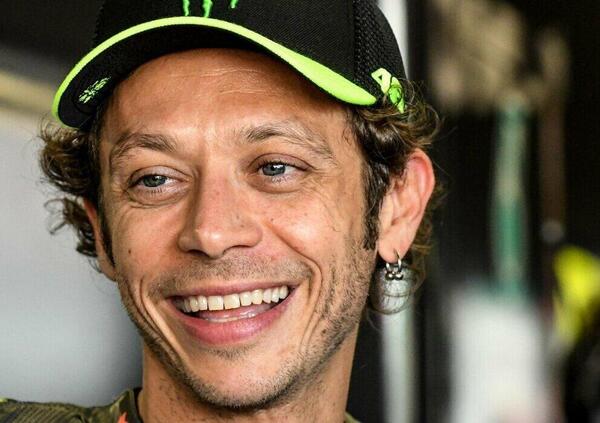 Valentino Rossi si gode il nuovo aereo: &ldquo;Che bello vederci scritto sopra il mio nome&rdquo;