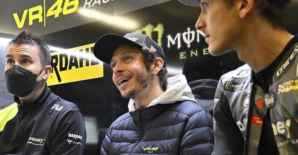 [VIDEO] Valentino Rossi torna in MotoGP per la prima volta dal ritiro&hellip; e passa il pranzo a guardare la telemetria