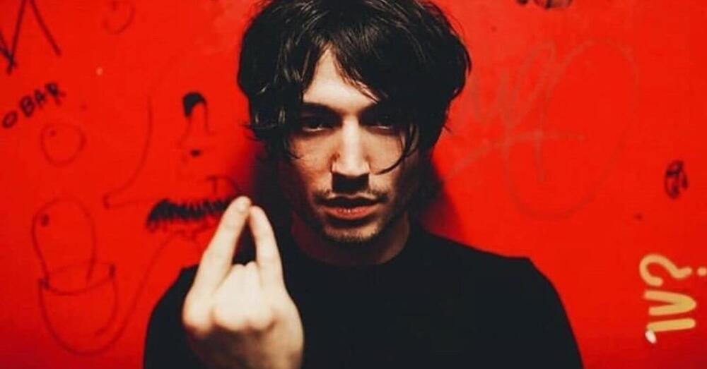 Risse, ubriachezza molesta e cazzotti: Ezra Miller &egrave; la rockstar che non sappiamo meritarci 