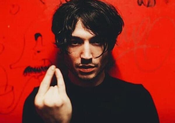 Risse, ubriachezza molesta e cazzotti: Ezra Miller &egrave; la rockstar che non sappiamo meritarci 