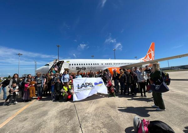 Lapo supporta l&#039;Ucraina: ecco il suo Boeing per salvare i profughi [FOTO]