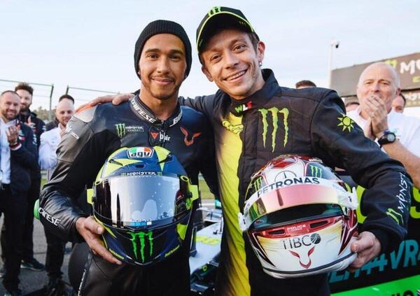 [VIDEO] Valentino Rossi e Lewis Hamilton, l&#039;intervista doppia ai due amici che sarebbero potuti essere rivali