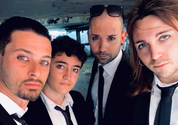 Autista, pizzaiolo, ragioniere, ma sul palco si sentono i M&aring;neskin: abbiamo incontrato la cover band delle rockstar romane che punta a diventare quella ufficiale