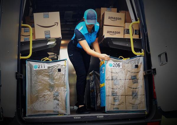 Amazon? Altro che lavoratori sfruttati: &ldquo;Ai corrieri 1.600 euro netti al mese per 8 ore al giorno&rdquo;