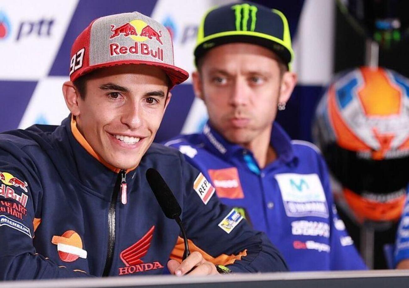 Marc Marquez lancia il guanto (di sfida?) a un tifoso di Valentino Rossi
